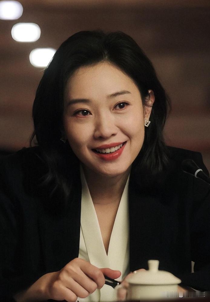 全组差点毙掉的舅妈，王佳佳用一个眼神杀成今年剧圈最大黑马！
捏酒杯关节发白、递