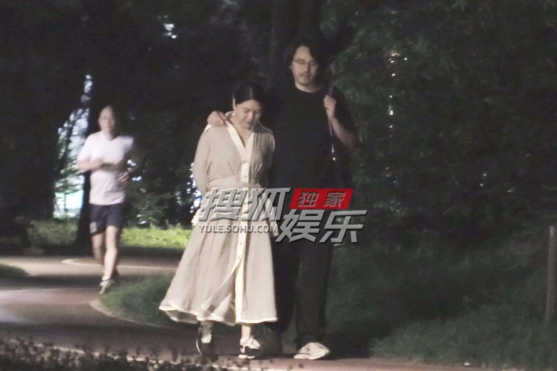 疑似杨天真恋情近日某傍晚，杨天真和一男士现身公园散步，一路互相搂着肩、腰热聊，亲