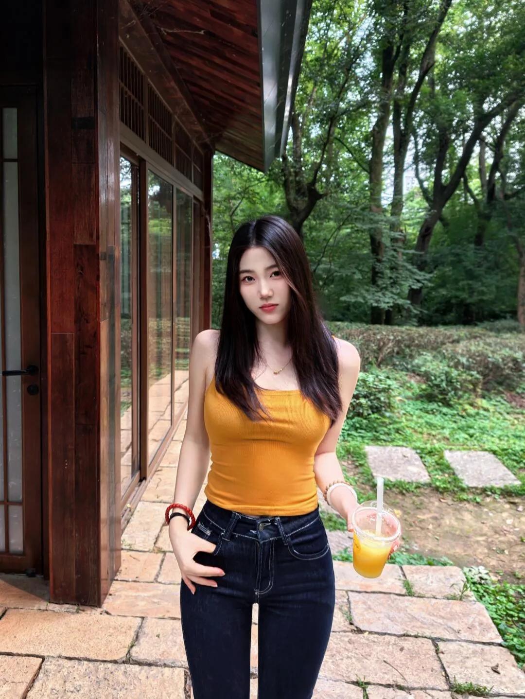 美女过节时尚穿搭分享