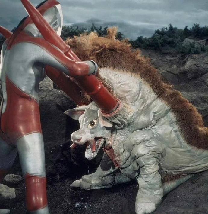 奥特曼[超话]次元整活好有意思奥特曼 杰克奥特曼剧照和欧布奥特曼剧照 ​​​