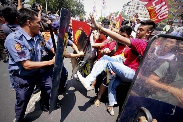 菲律宾万人街头抗议背后，防洪丑闻撞上美国供应链布局，马尼拉面对民生压力与战略选择