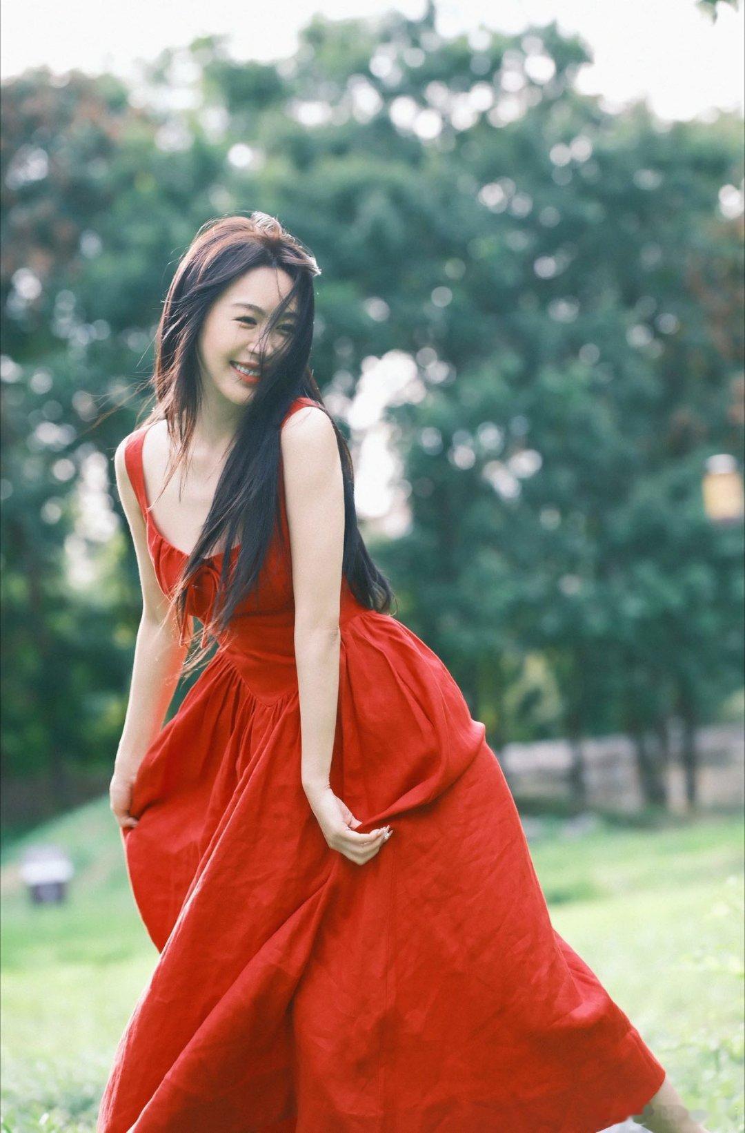 李菲儿美得好有生命力 李菲儿这生日红裙也太戳人了吧看着就超有活力，一身红裙明媚的
