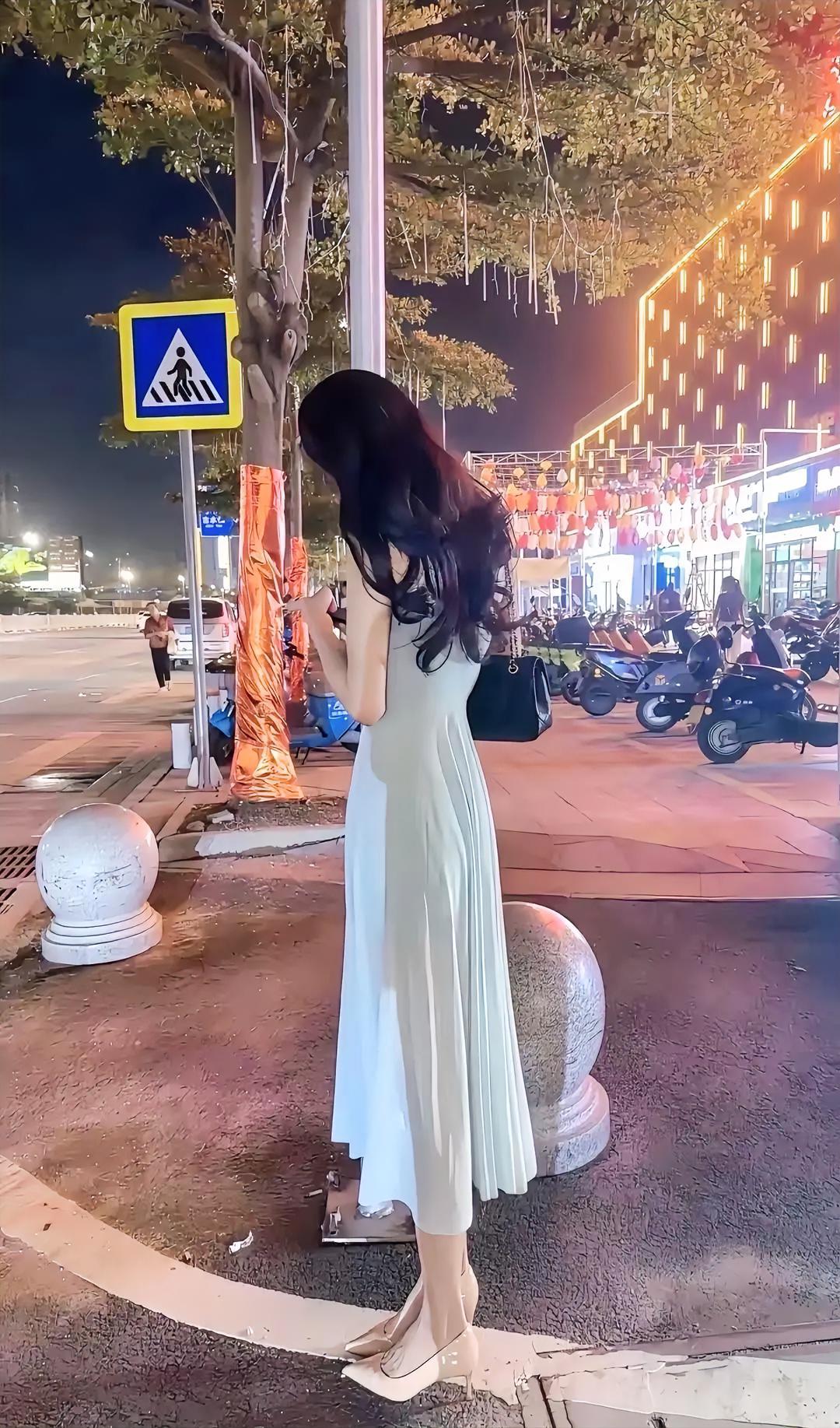 以前总觉得自律就得逼自己赶场搞钱，现在才懂中年人最顶级的自律，是主动戒掉无意义的