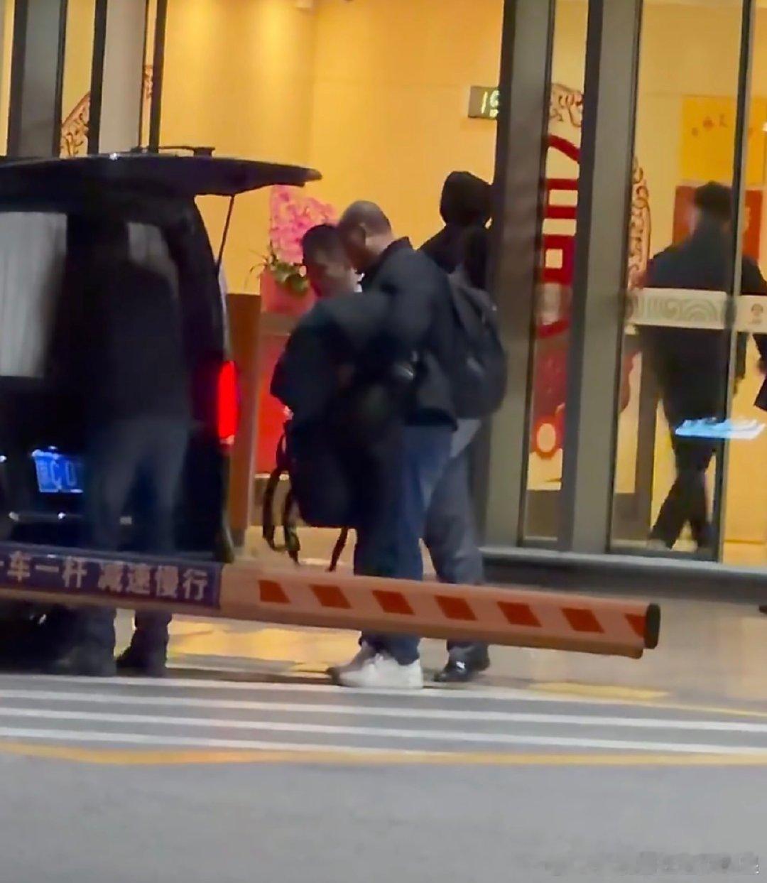 肖战小城良方深圳转场肖战小城良方深圳拍摄肖战小城良方深圳转场 