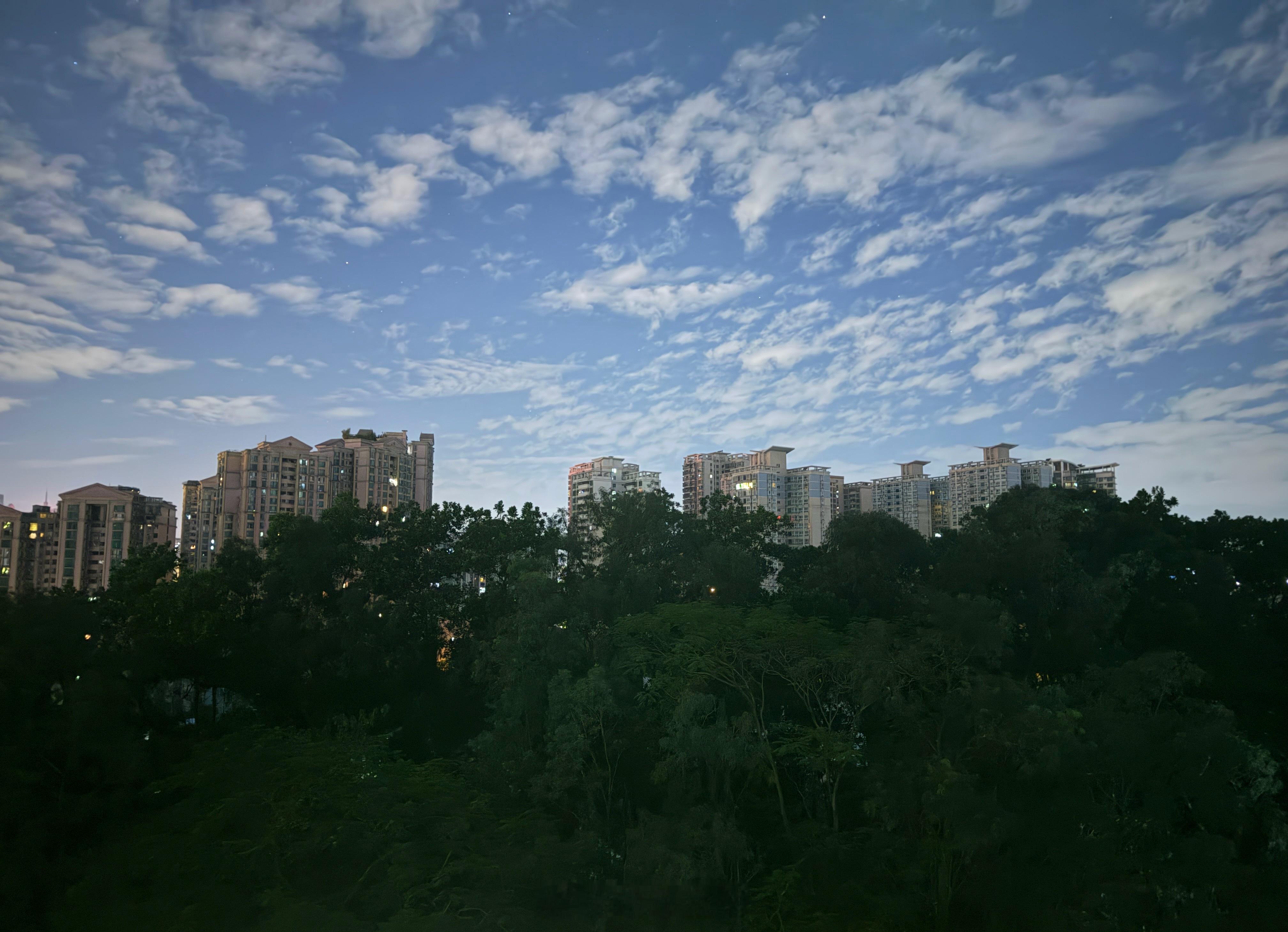 早安世界，早上六点，出门拍摄了。早起的鸟儿吃啥都行。 