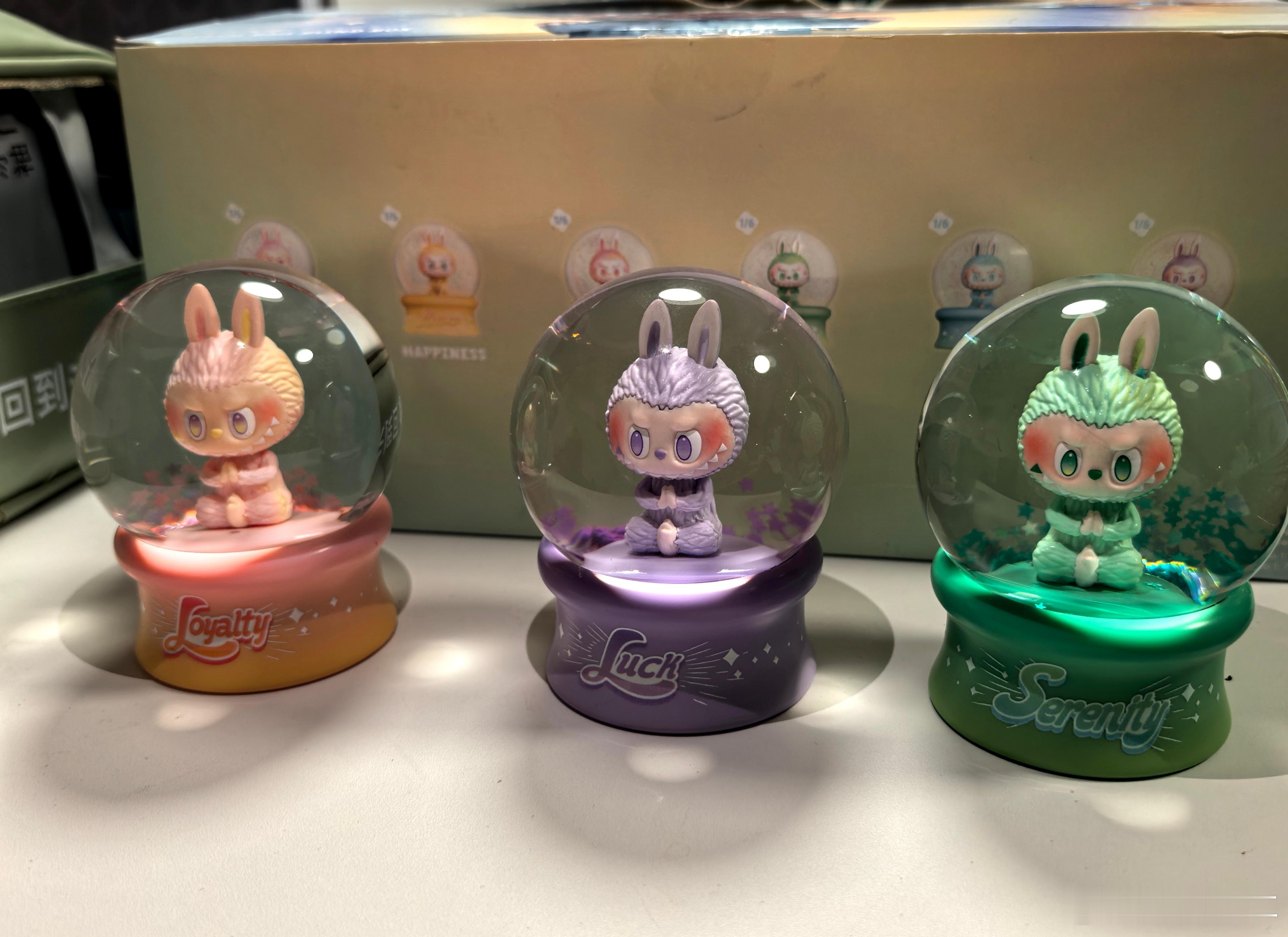 盯了超久的Labubu水晶球，今天老板居然给每人抽一个，猜猜我抽到的是什么颜色[
