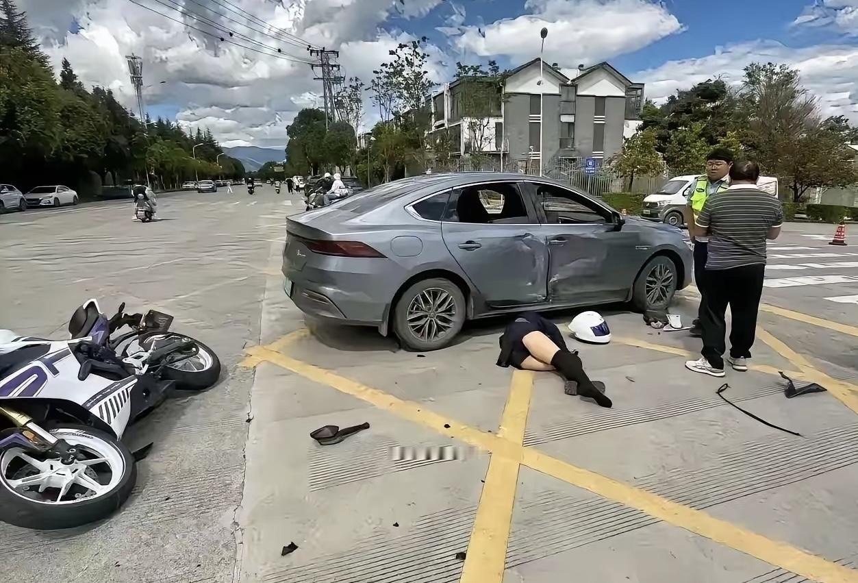 一位母亲很沉重地讲述到，她的女儿21岁时，和几个“鬼火少年”骑摩托发生交通事故，