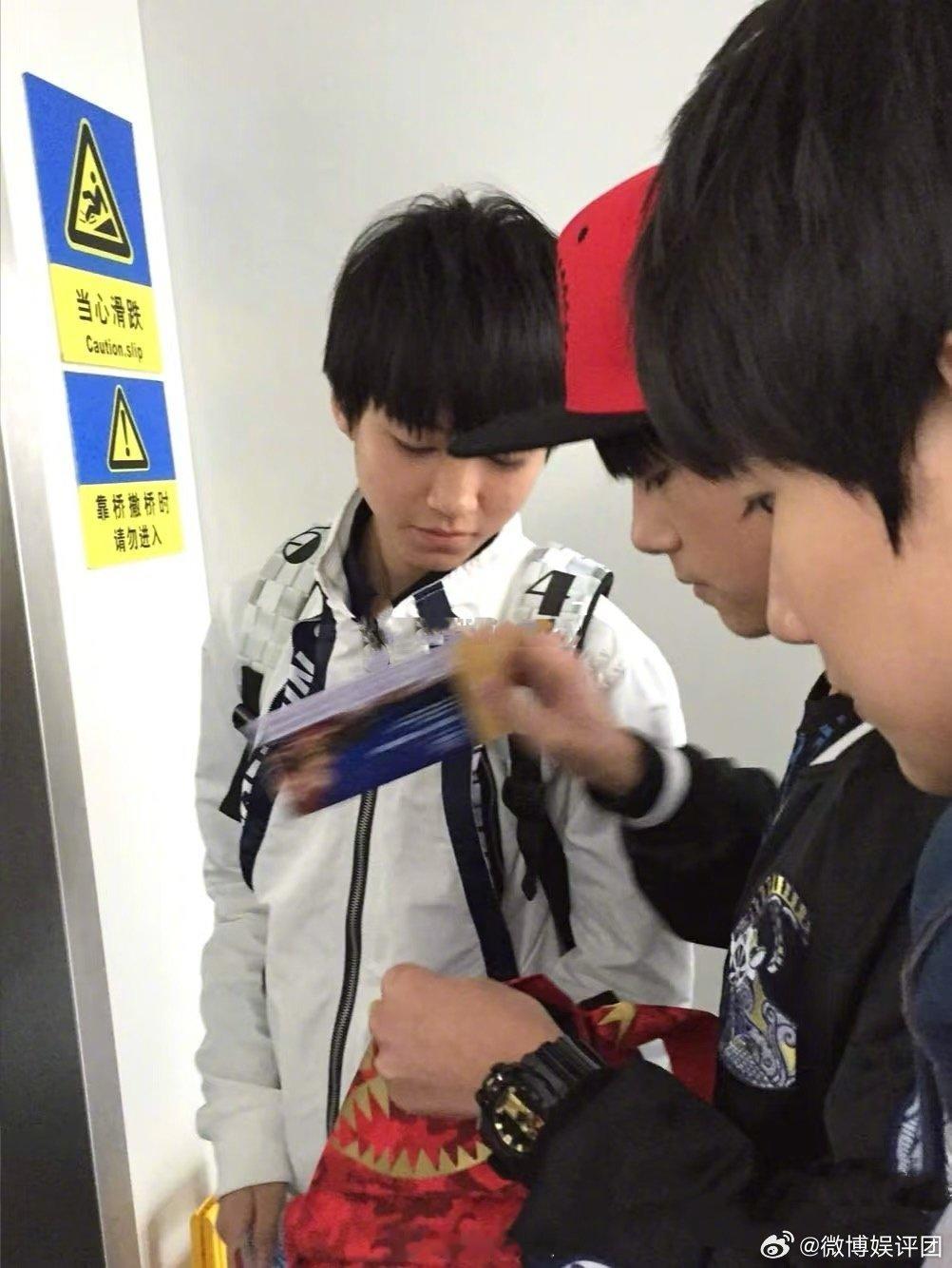 #15年偶遇的TFBOYS# 有网友翻相册发出了15年在飞机上偶遇的TFBOYS