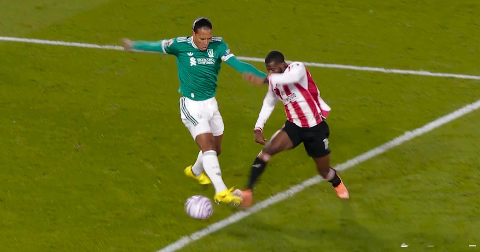 按说这个球没啥争议的，不过似乎是很多人不知道两点。一是禁区线算禁区的，二是点球犯