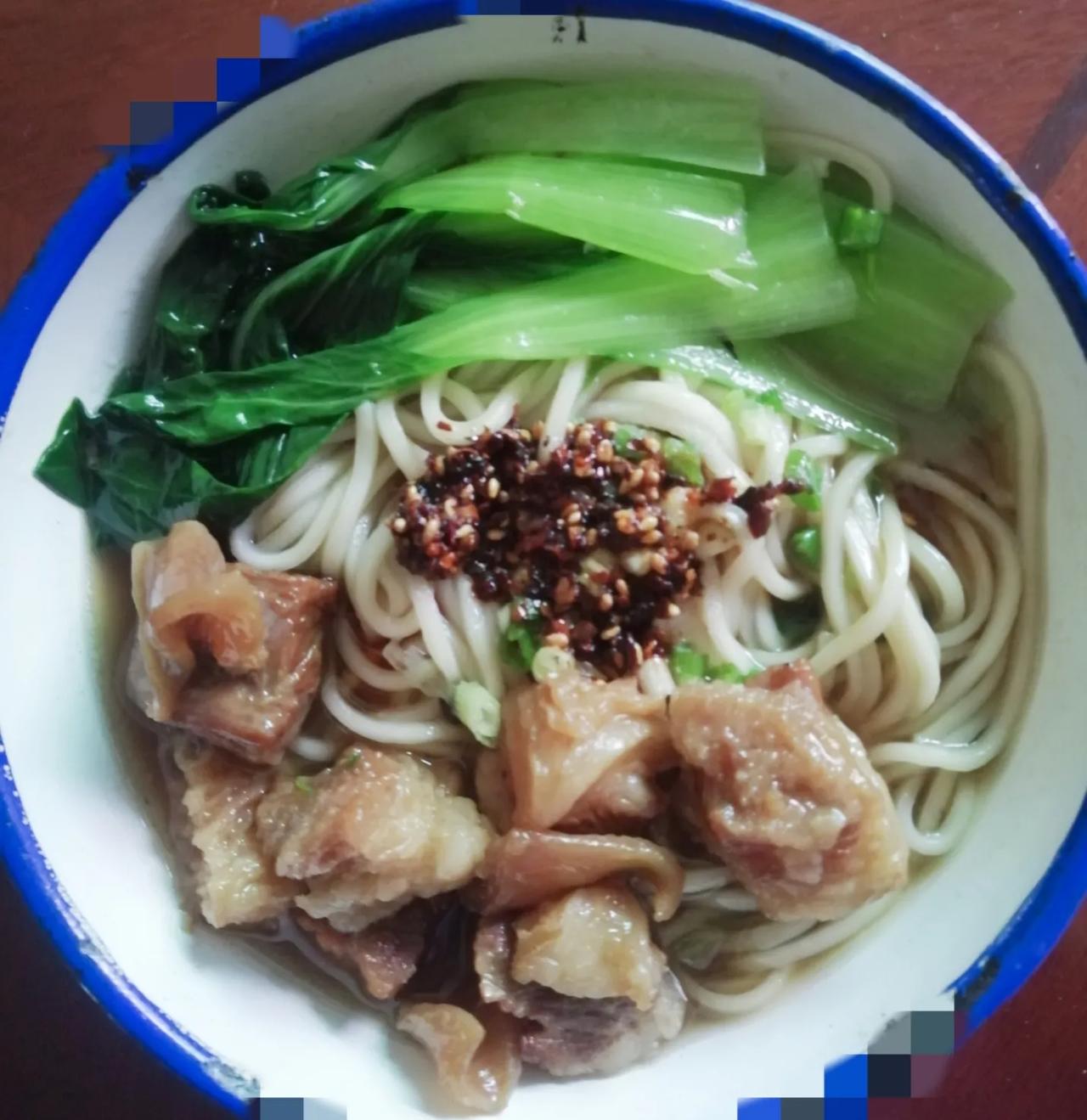 一碗家常牛肉面，我说他：你在外面吃的牛肉面中，哪家的像你这样没有汤呢？
他说：哪