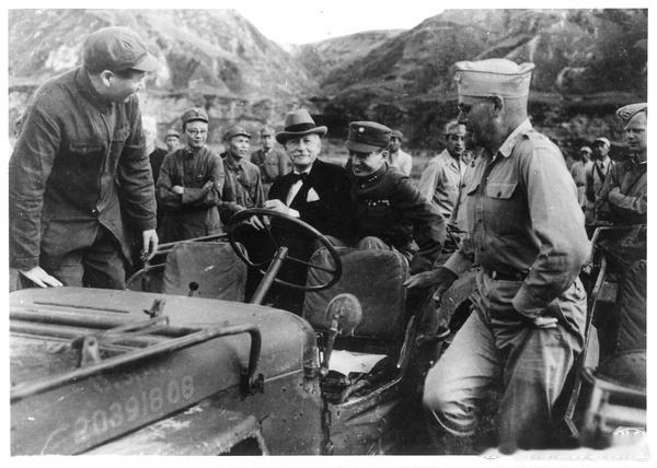 Mao Zedong (毛泽东) getting into a Jeep, wi