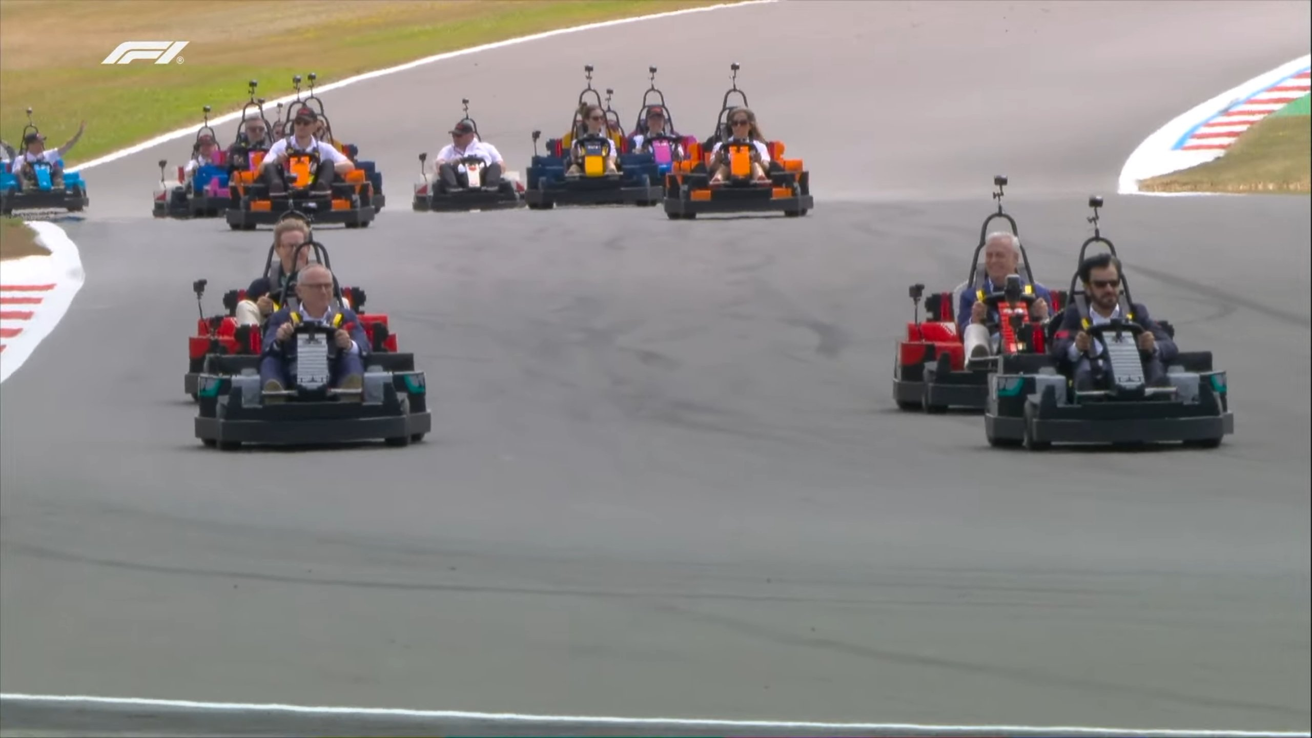 f1 乐高巡游快开始了！多总和苏拉耶姆先开上了，这画面太喜感了，哈哈哈哈～202