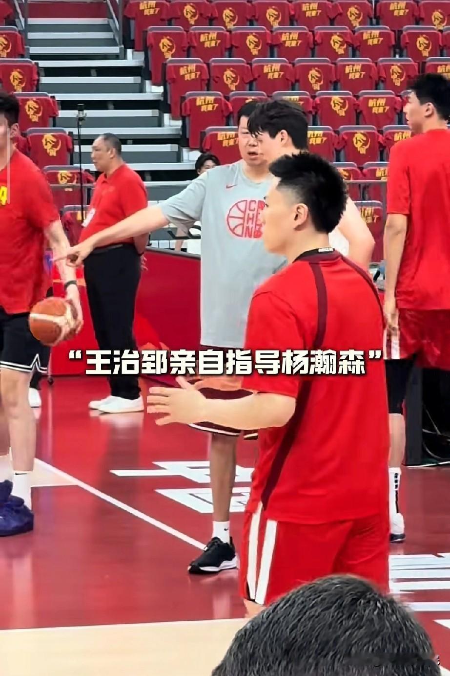 这就是传承，王治郅指导杨瀚森技战术！

杨瀚森从NBA回来，对阵荷兰赛前，王治郅