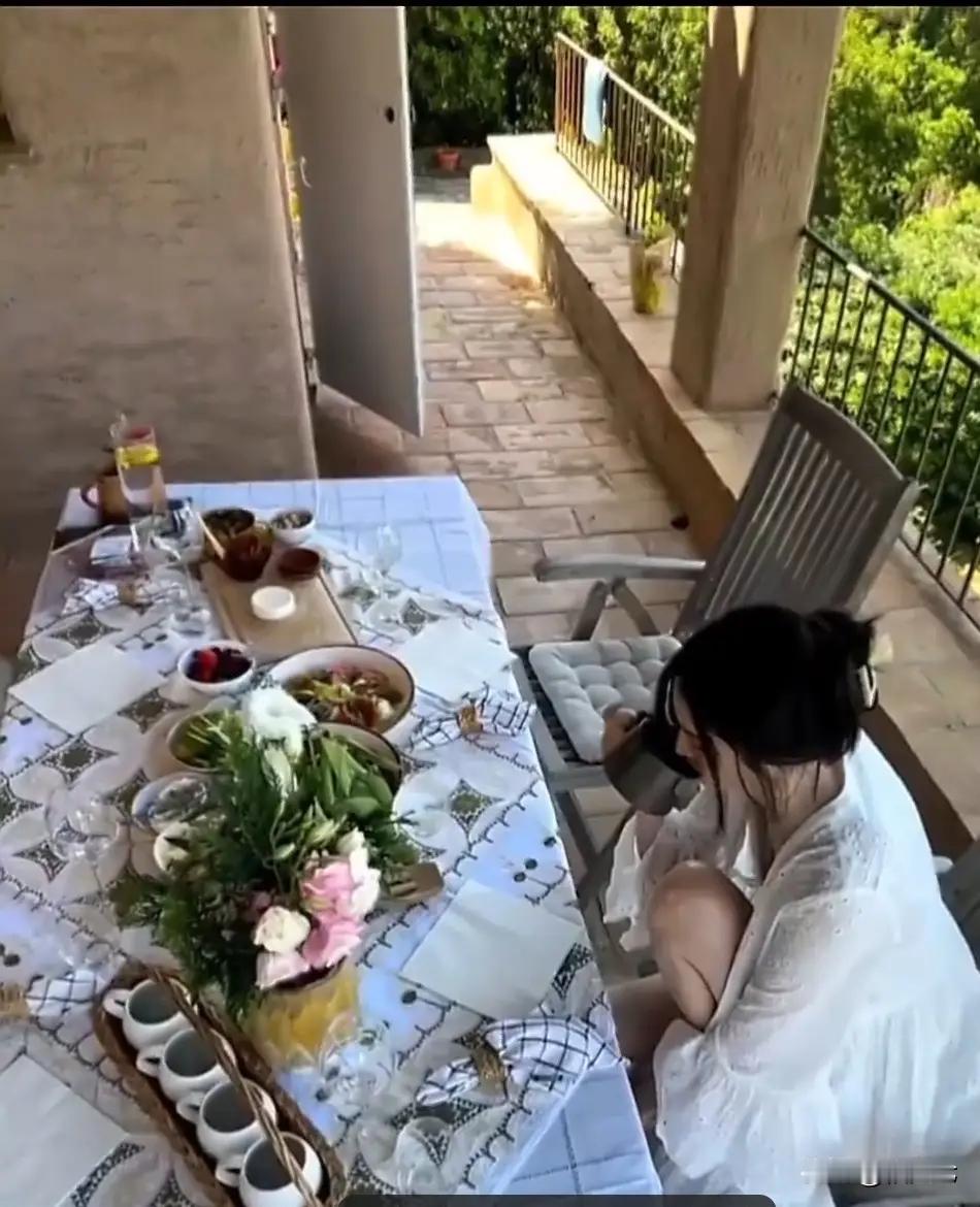 国际超模何穗做个饭都像在走秀，这样的穿着打扮难怪陈伟霆喜欢 