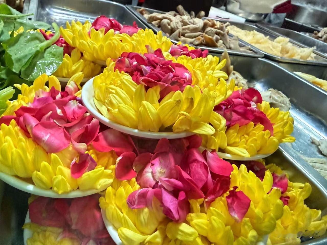 这才是真正的云南特色！
云南菊花过桥米线，
你一定没见过，
也没吃过吧？