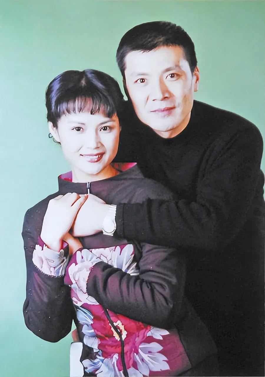 别看他俩是半路夫妻，别看他俩是再婚夫妻，别看他俩是重组夫妻，别看他俩是再组家庭，