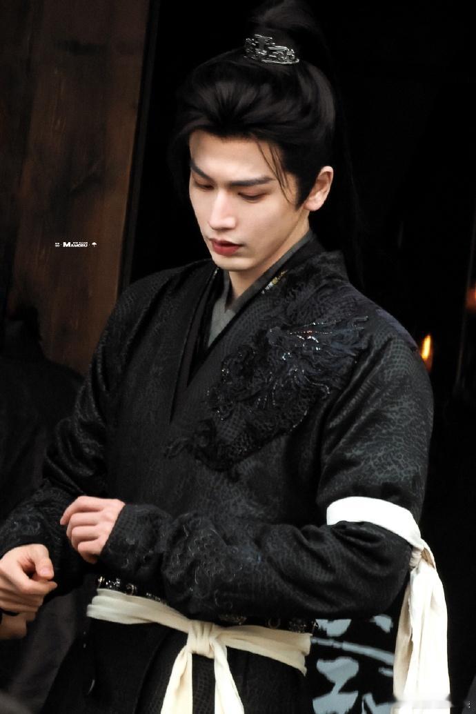 张凌赫逐玉黑衣高马尾造型  张凌赫逐玉黑衣高马尾 黑衣高马尾的谢征大人，看得我心