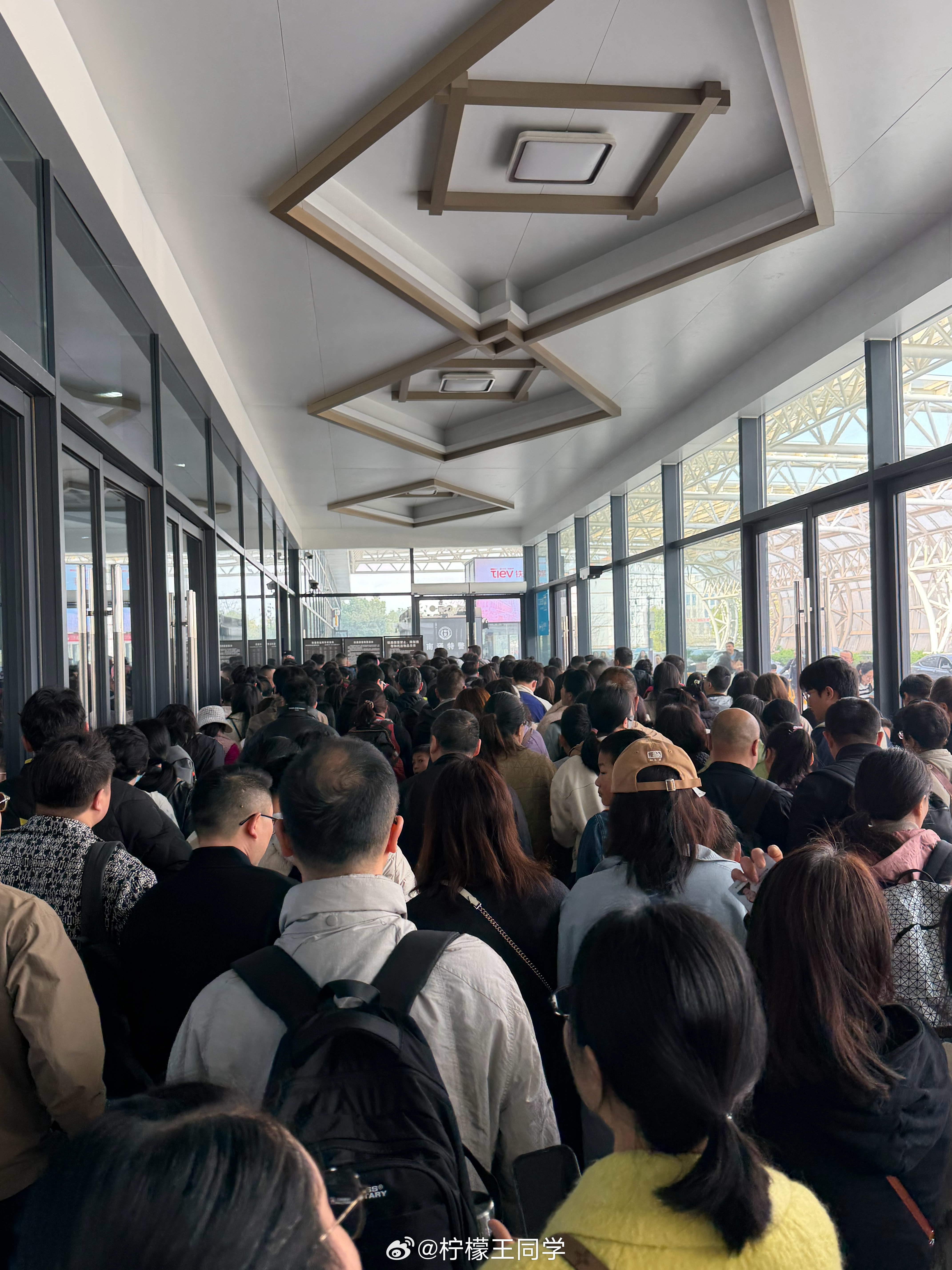 南通开始放春假，南通西站是一点预案不做，高铁站挤满了人，然后直接开放“绿色通道”