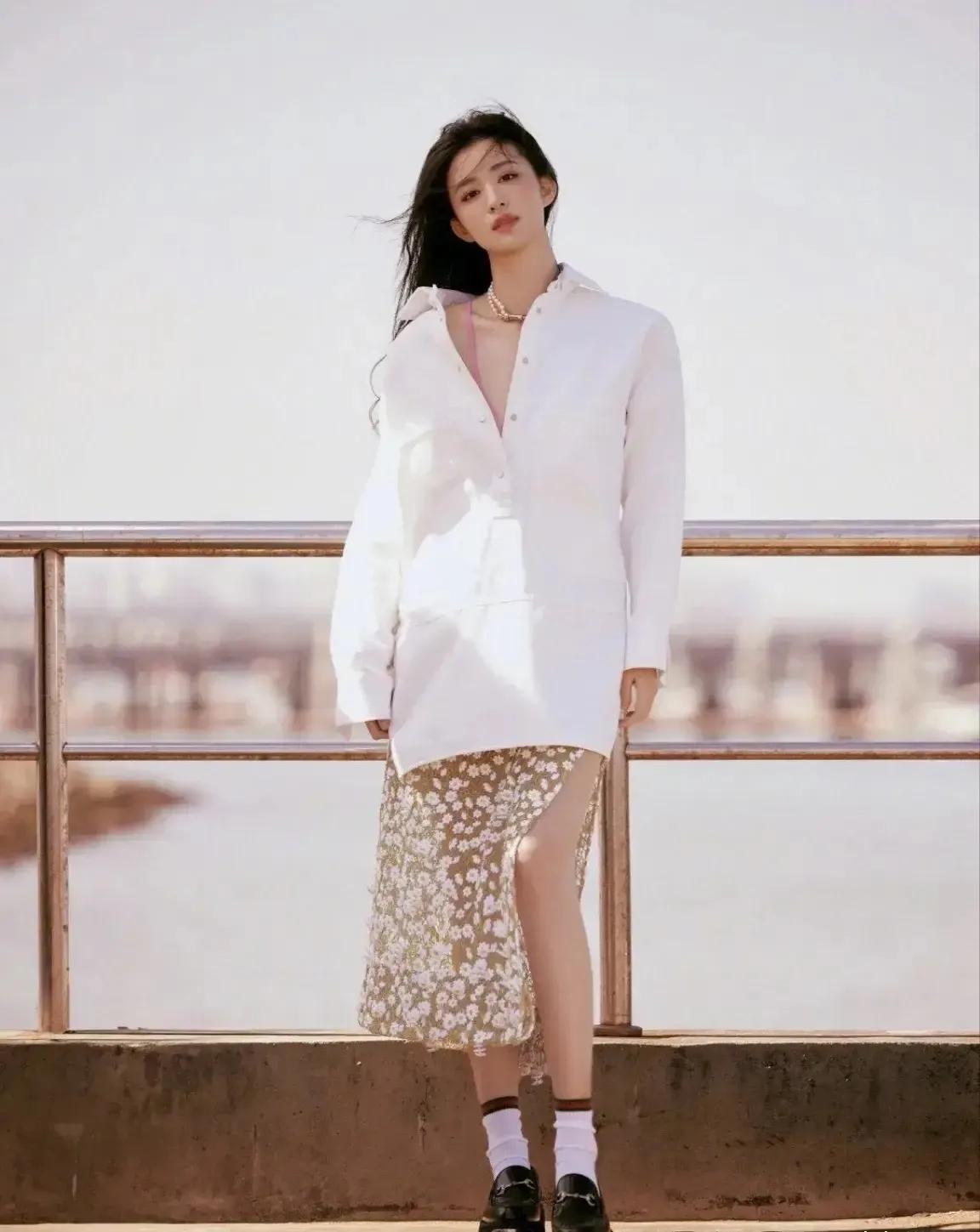 谁被王楚然这套海边造型美晕！白衫配碎花，港味氛围感直接拉满💐
王楚然颜值
