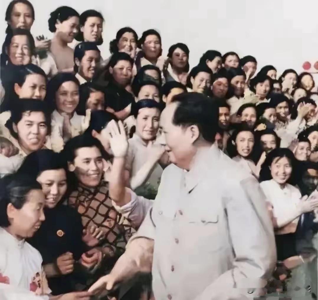 领袖英明，人心向往。大公无私，自強自立，艰苦奋斗，建设祖国！泱泱华夏，雄居东方！