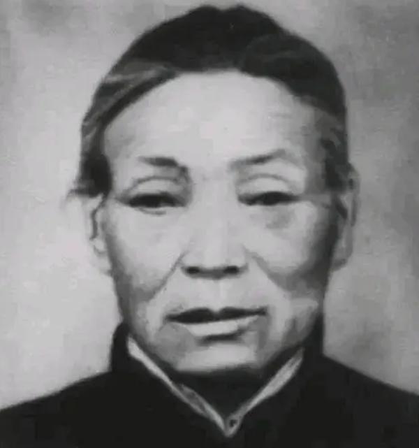 1938年，大常村被鬼子包围，十万火急之下，常大娘把肖华司令员藏在枣堆里，谁知日