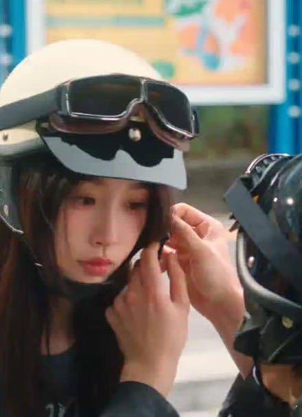 姜暮悄悄向三赖打听靳朝和万青关系，特别担心万o 