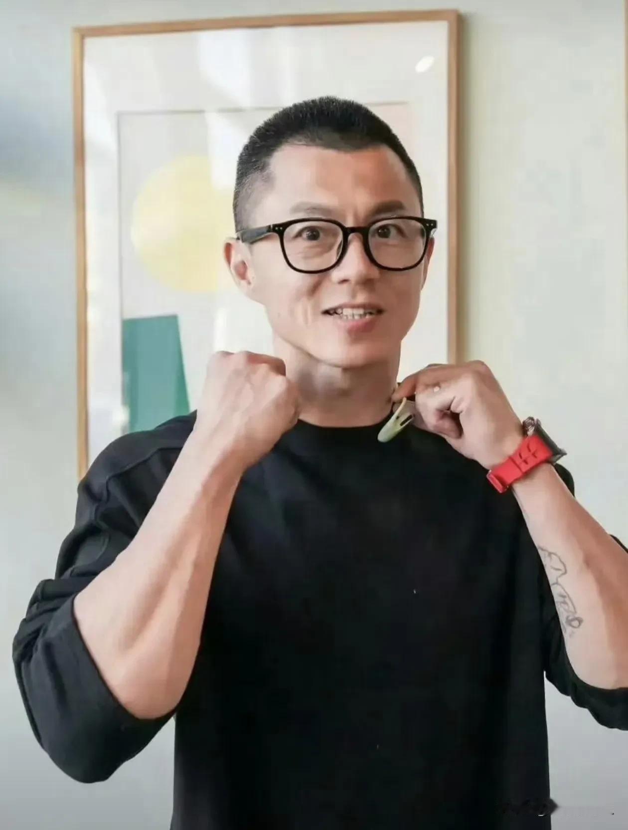 陈震今年43岁，接下来可能要面临3个选择：
1.直接躺平：陈震在汽车行业20多年