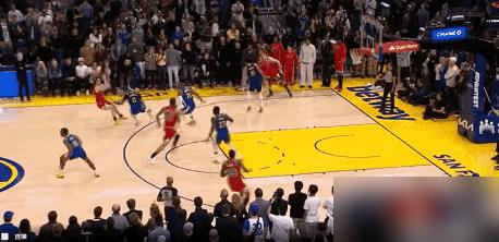 领先2分，只剩1.4秒，勇士在主场眼睁睁地看着胜利在哨声中蒸发。
曾经以防守阅