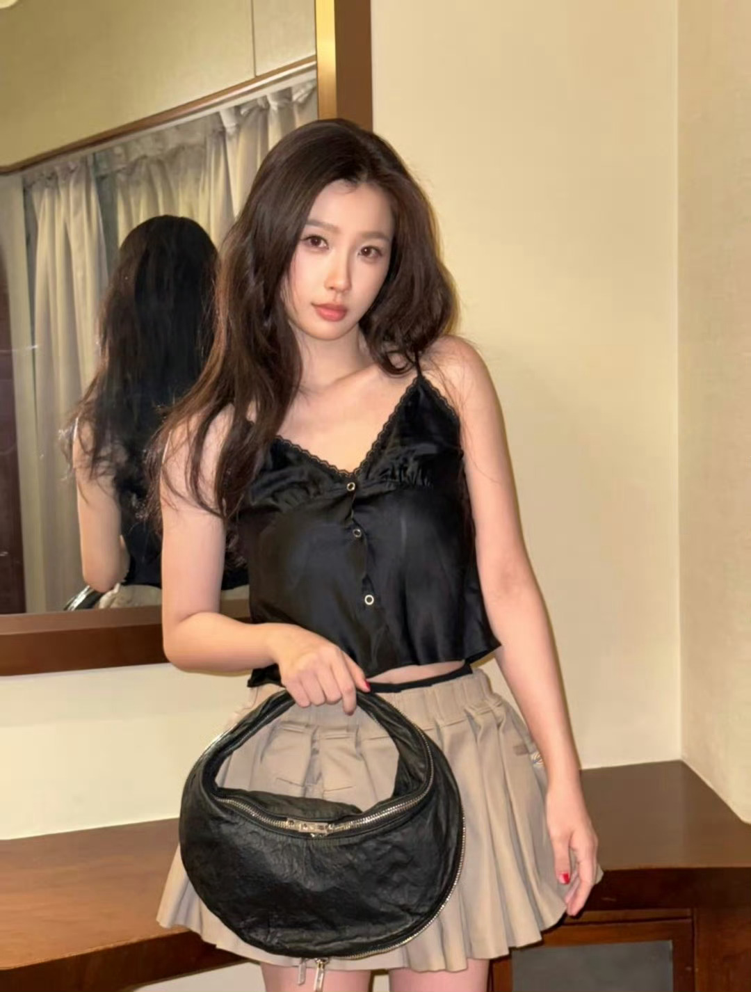 虞书欣短裙黑吊带，黑色系look🖤 ​​​