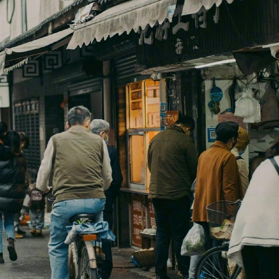 成年人最大的枷锁，从来不是家境普通、天赋平平、起点太低。
真正拖垮一个人的，是温