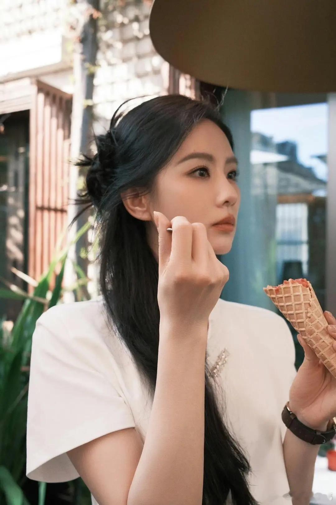 遗世而独立，一姐又要显摆自己的优雅了 ​​​