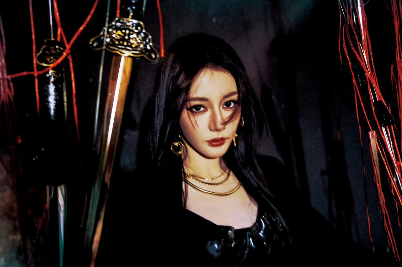 姐姐好美！红绳垂坠如凝固的血瀑，聂九罗锋芒内敛，破壁而出的指尖似在触碰虚实交界的