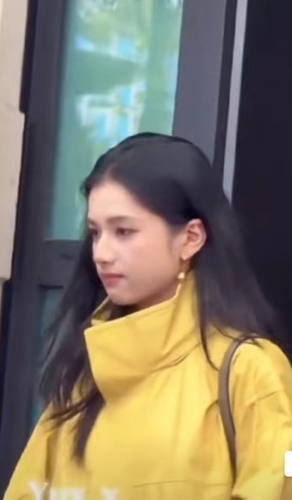 张婧仪米兰今日出门路透，黄色奶黄包太可爱了！ ​​​