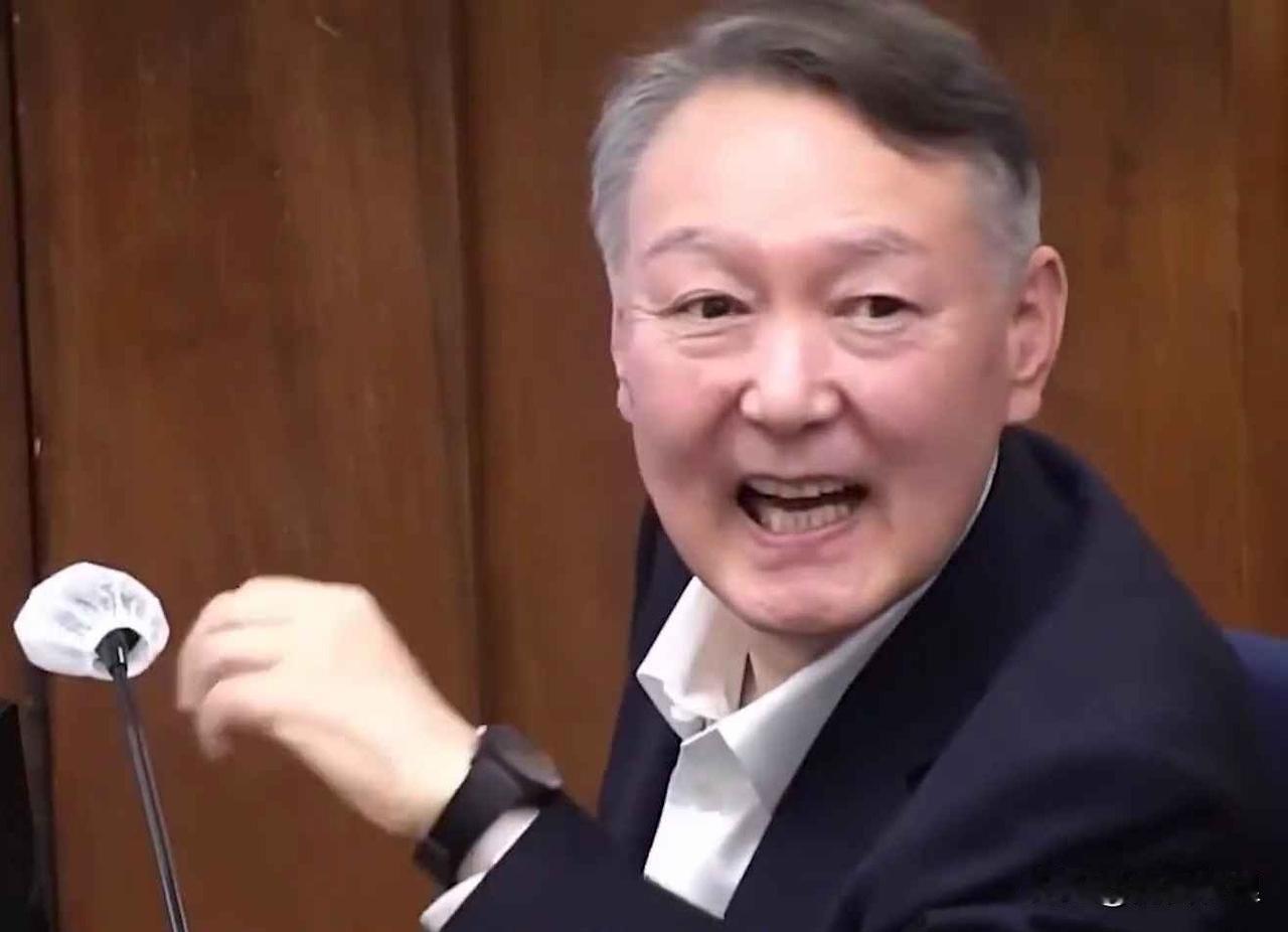 尹锡悦庭审狂笑怒骂旧部：从“权力巅峰”到阶下囚

谁能想到，那个刚当总统时被无数