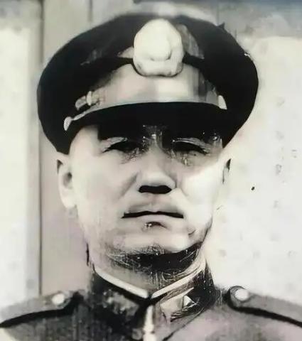 1949年12月，川西战场大局已定，国军三十军军长鲁崇义私下找到参谋长何沧浪，打