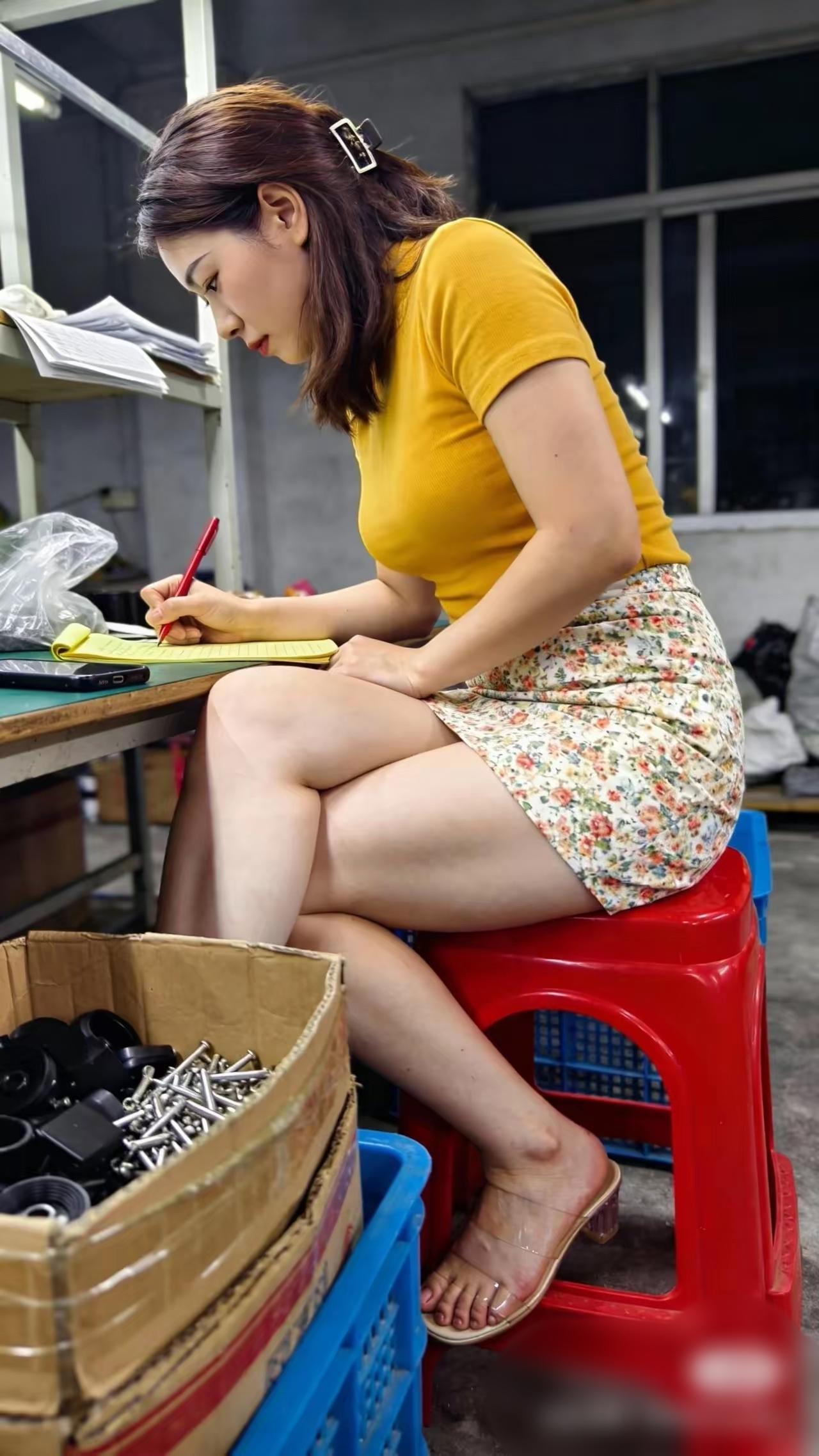 进厂上班的一天，每天都是跟螺丝打交道。进厂工作 进厂干活