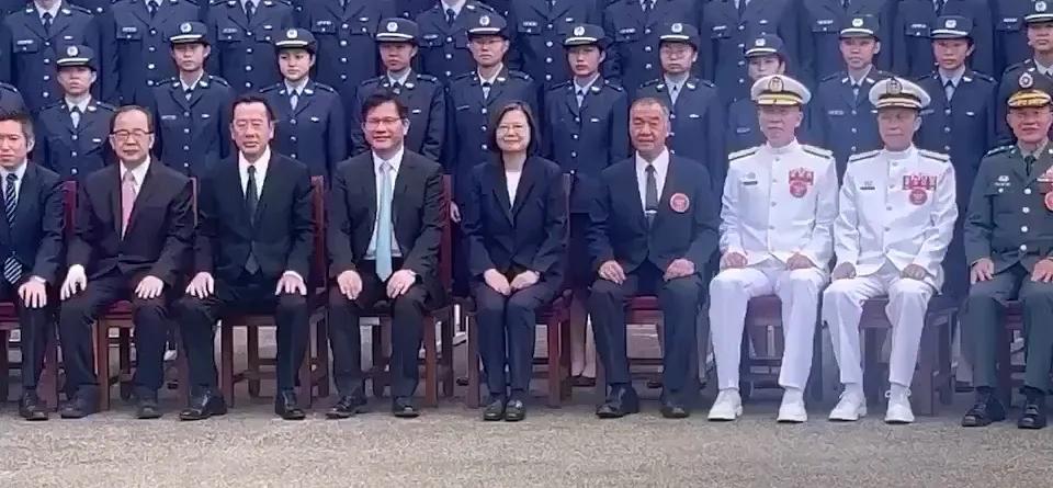 蛙岛伪军总是能给别人带来欢乐，端午节对岸笑料。

近日，菜菜子领着大小台独头目去