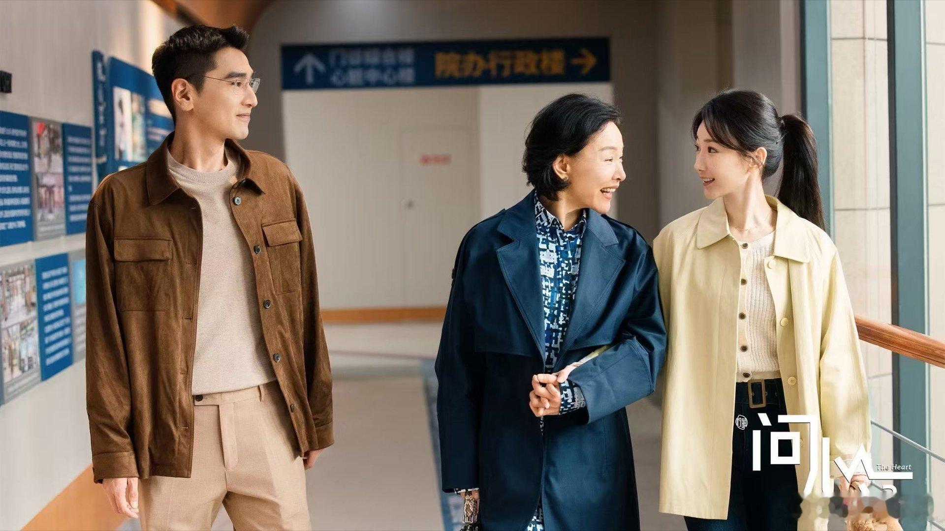 这哥妹狗组合太对味了 周主任短发更利落，气质沉稳坚定。方筱然留起长发温柔却有力，