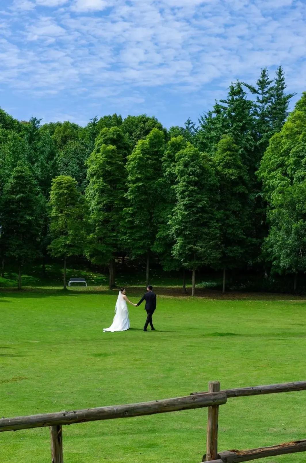 “不结婚，烦恼就一个，结了婚，烦恼无数个”，这是位大龄剩女说的一句话！



同