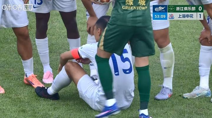 又伤了一个！这次是吴曦！

下半场刚开局，申花队长吴曦受伤下场，杨皓宇上场，随即