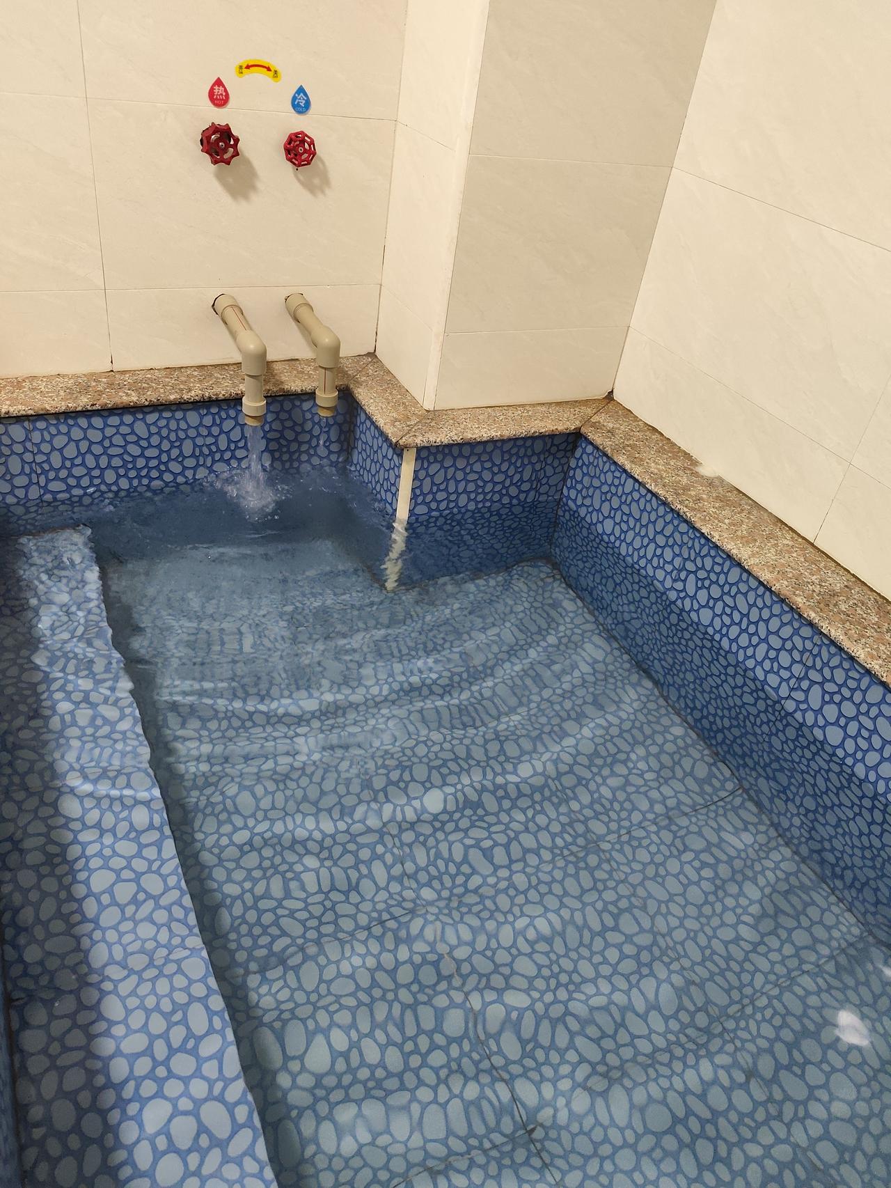 两个性格不一样的人对泡温泉都有不同的做法，我是冷水，热水一起开的，我觉得池水温暖