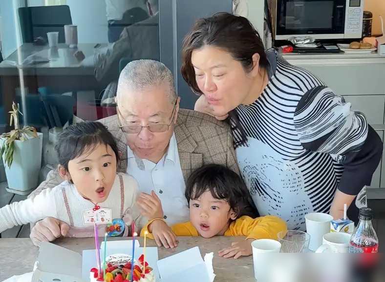 87岁刘诗昆刚过生日，小37岁妻子就放话：还要生，必须生！目标是再生俩儿子。
 