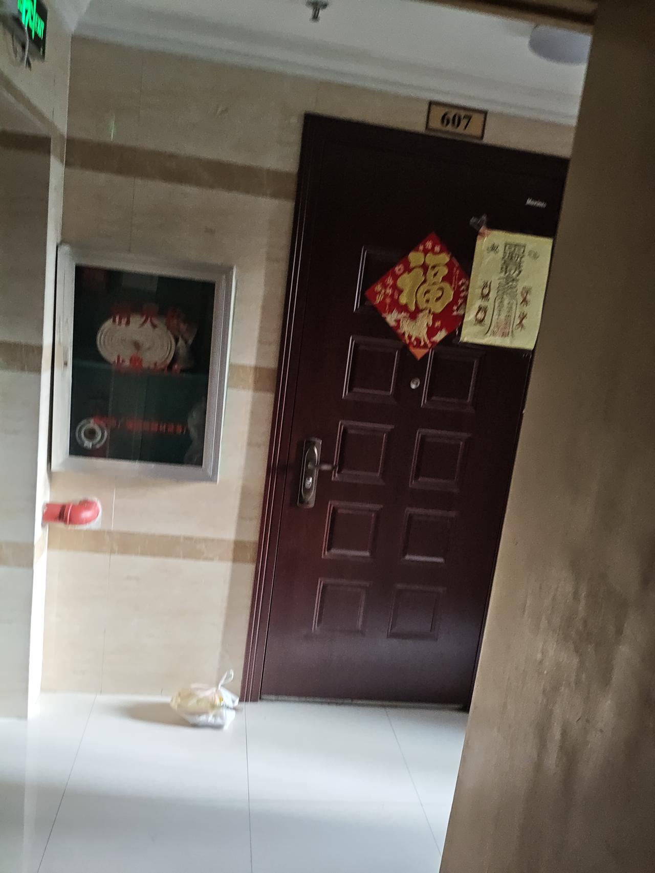 人往往不是慢慢成长，而是瞬间成熟。以前觉得大彻大悟得读万卷书、懂无数道理，后来才