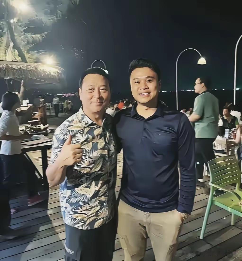 北京一个19岁的小伙子找工作已经身无分文，在公园长椅上睡了一个星期，被一位陌生大