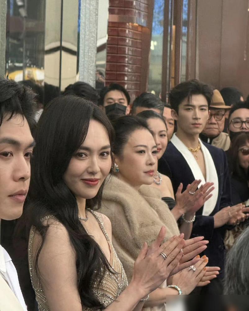 你发现没？唐嫣和章子怡同框，那张脸一上大银幕就露怯。骨相太平，撑不住电影镜头。但