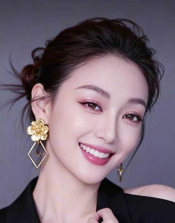 做人实不易，
与人相处，
礼貌相待是基本素养，
但善良绝不能毫无底线。

在这个