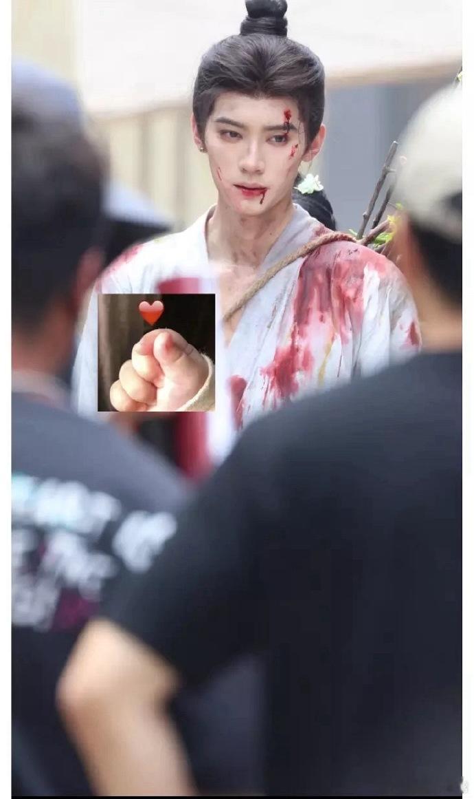 周翊然《翘楚》新路透，战损妆超惊艳！高马尾少侠造型适配度满分，破碎感与帅气兼具，