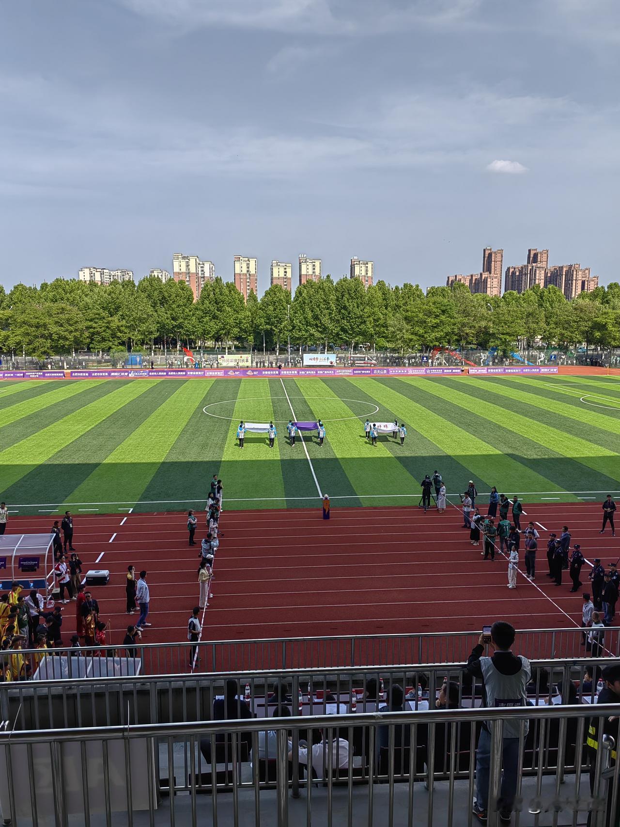 昨天陪儿子看安徽高中足球联赛决赛，合肥对蚌埠队。以前都知道中国足球烂，没想到现场