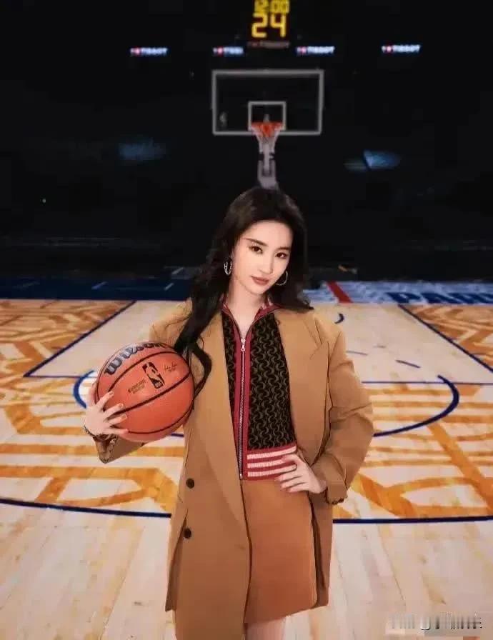 刘亦菲，比NBA拉拉队美少女更好看！她如同花朵一般绽放，没有美颜和滤镜的修饰，却