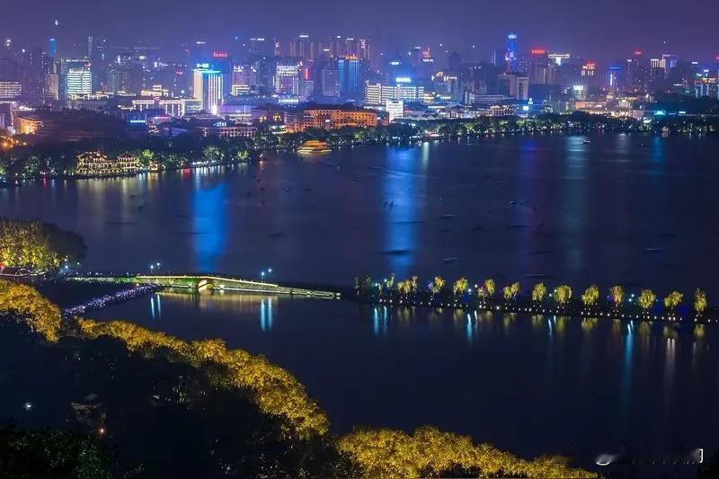 最新GDP十强城市排名数据出来了，杭州成“显眼包”！

数据显示，杭州前三季度增